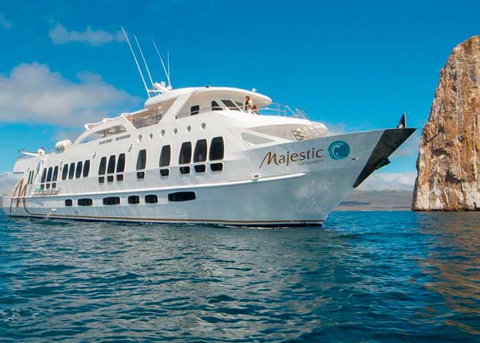 Yate de lujo por el mar de las Islas Galápagos.