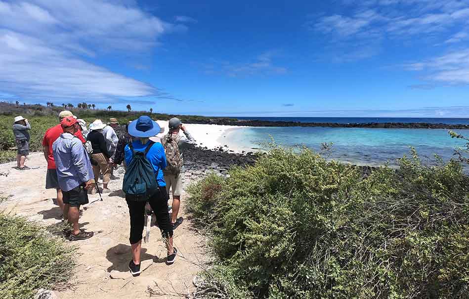 Personas caminan por un sendero de las Islas Galápagos.