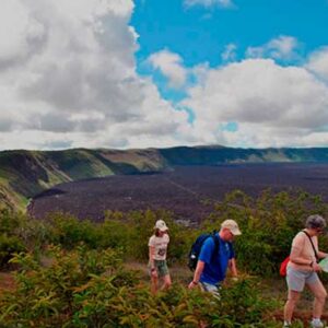 Grupo de personas camina por un sendero en Islas Galápagos.